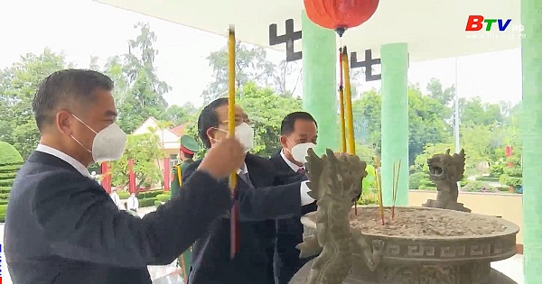 Thị xã Tân Uyên viếng nghĩa trang liệt sĩ