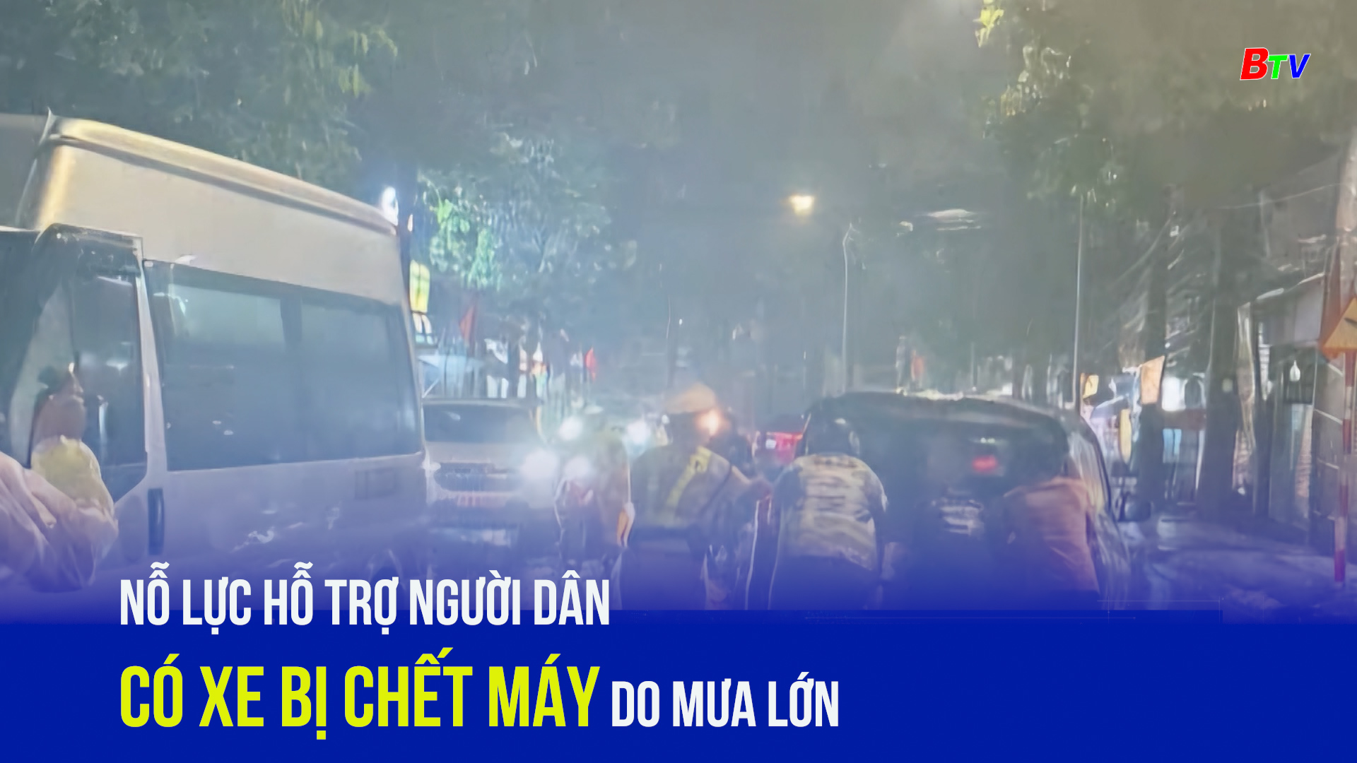 Nỗ lực hỗ trợ người dân có xe bị chết máy do mưa lớn