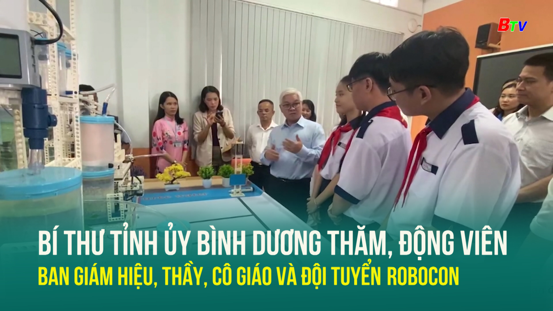 Bí thư Tỉnh ủy Bình Dương thăm, động viên ban giám hiệu, thầy, cô giáo và đội tuyển Robocon trường Thcs Mỹ Phước