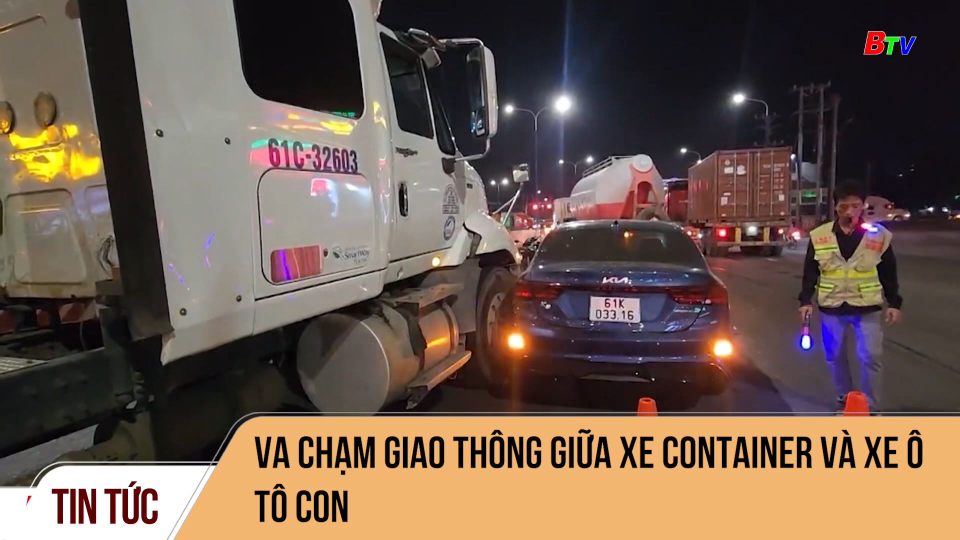 Va chạm giao thông giữa xe container và xe ô tô con