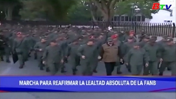 Tổng thống Venezuela Maduro kêu gọi quân đội bảo vệ đất nước