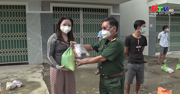 Bàu Bàng tặng quà công nhân khó khăn do dịch