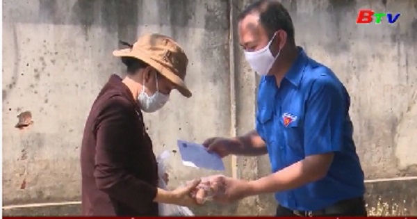 	Bàu Bàng trao quà cho công nhân lao động, người khó khăn do ảnh hưởng dịch bệnh