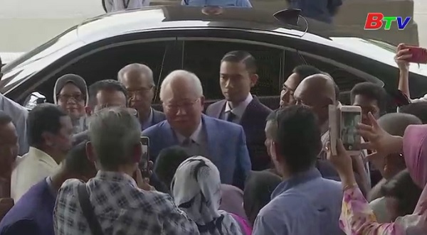 Cựu Thủ tướng Malaysia bào chữa trước tòa