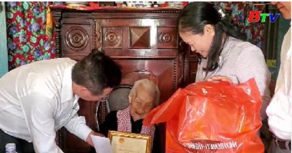 Thăm, tặng quà người cao tuổi tại thị xã Bến Cát