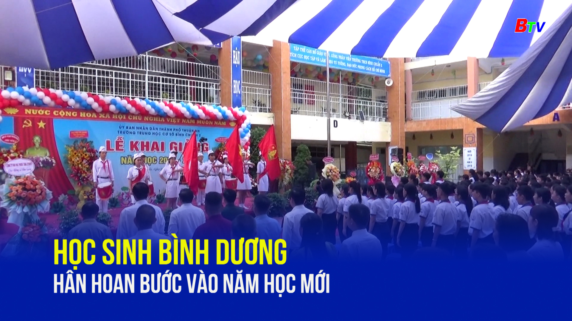 Học sinh Bình Dương hân hoan bước vào năm học mới	