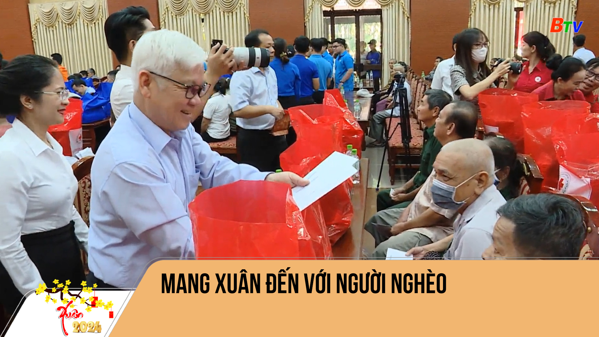 Mang Xuân đến với người nghèo