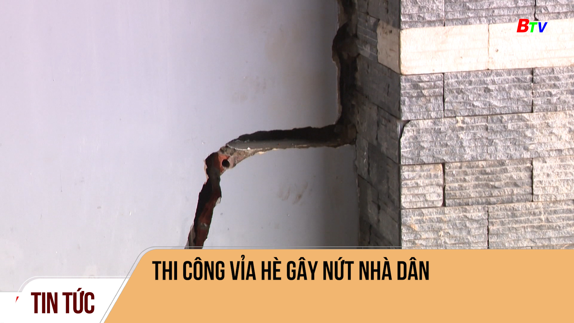 Thi công vỉa hè gây nứt nhà dân