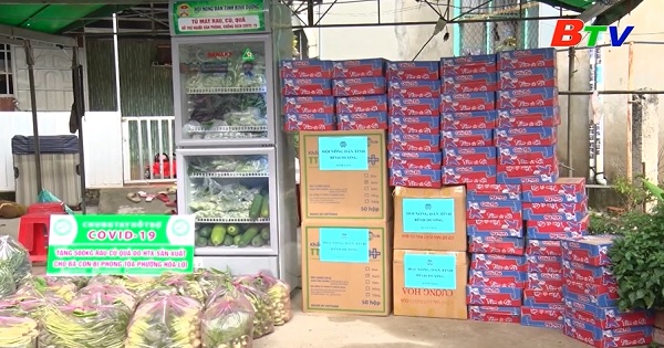 Trao tặng tủ mát bảo quản nông sản tại phường Hòa Lợi