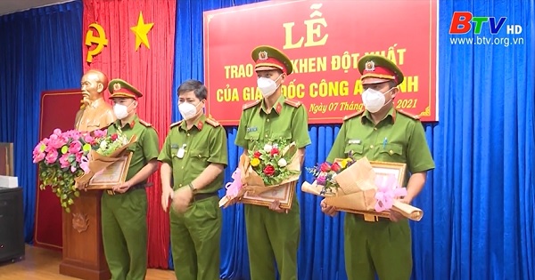 Giám đốc Công an tỉnh khen thưởng Công an thị xã Tân Uyên