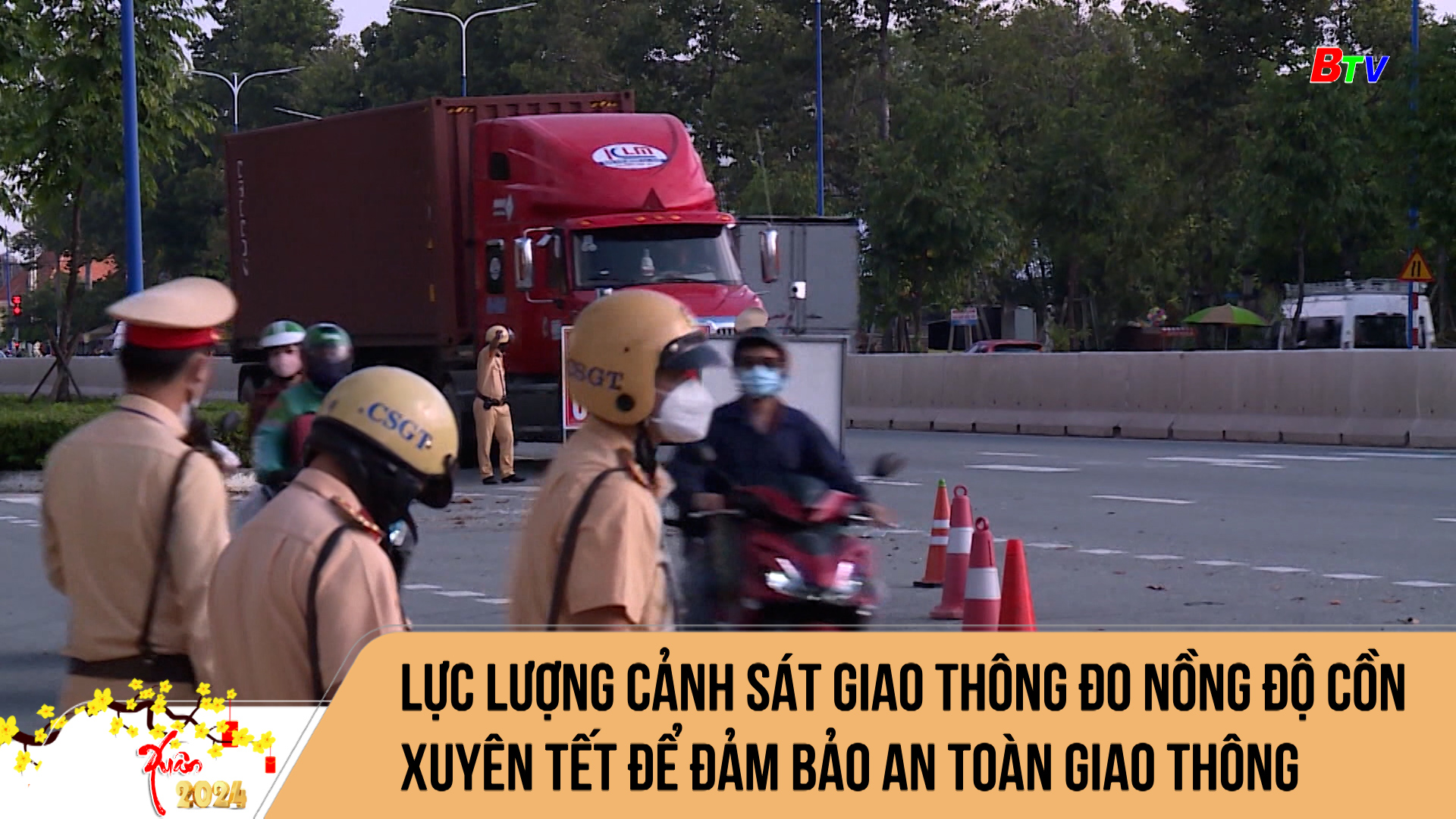 Lực lượng Cảnh sát giao thông đo nồng độ cồn xuyên Tết để đảm bảo an toàn giao thông