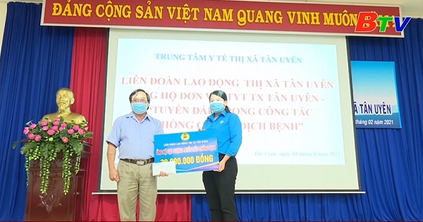 Thị xã Tân Uyên tặng quà cho lực lượng chống dịch