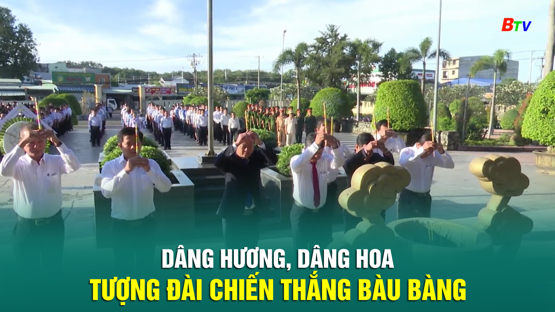 Dâng hương, dâng hoa Tượng đài Chiến thắng Bàu Bàng