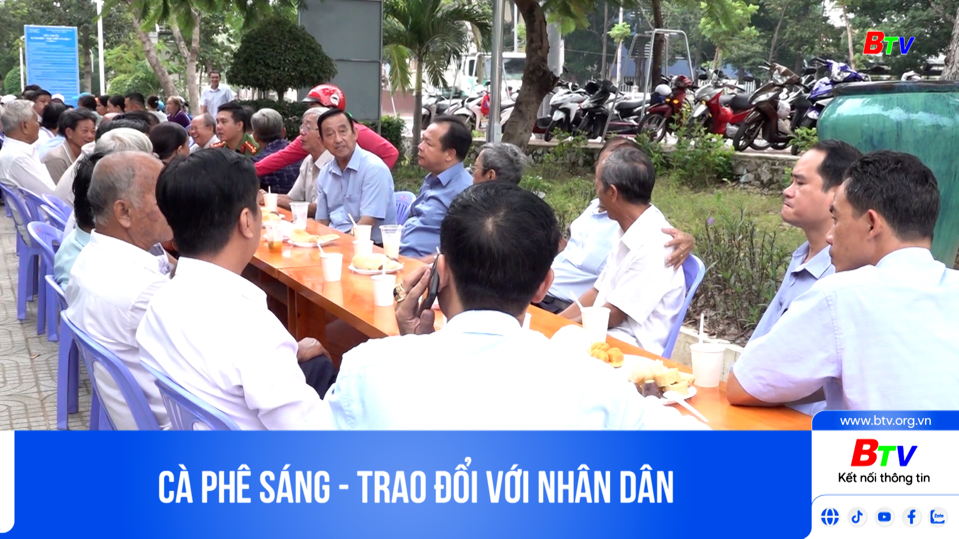 Cà phê sáng - trao đổi với nhân dân