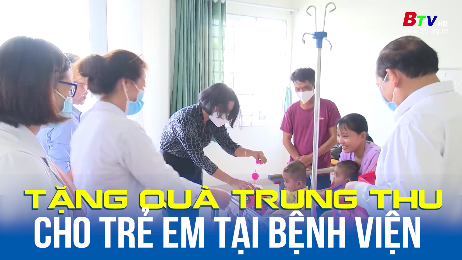 TX. Tân Uyên: tặng quà Trung thu cho trẻ em tại trung tâm y tế 