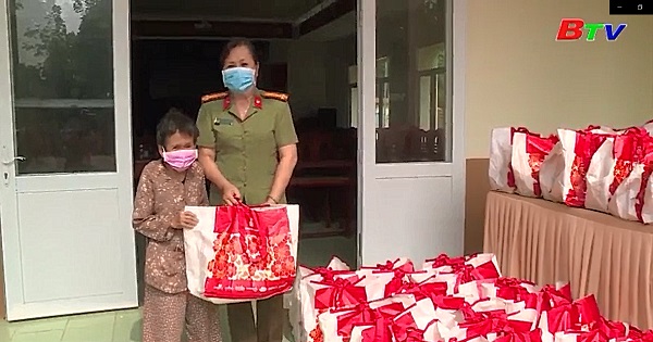 Phụ nữ công an Bình Dương tặng 100 phần quà cho người nghèo ở huyện Phú Giáo
