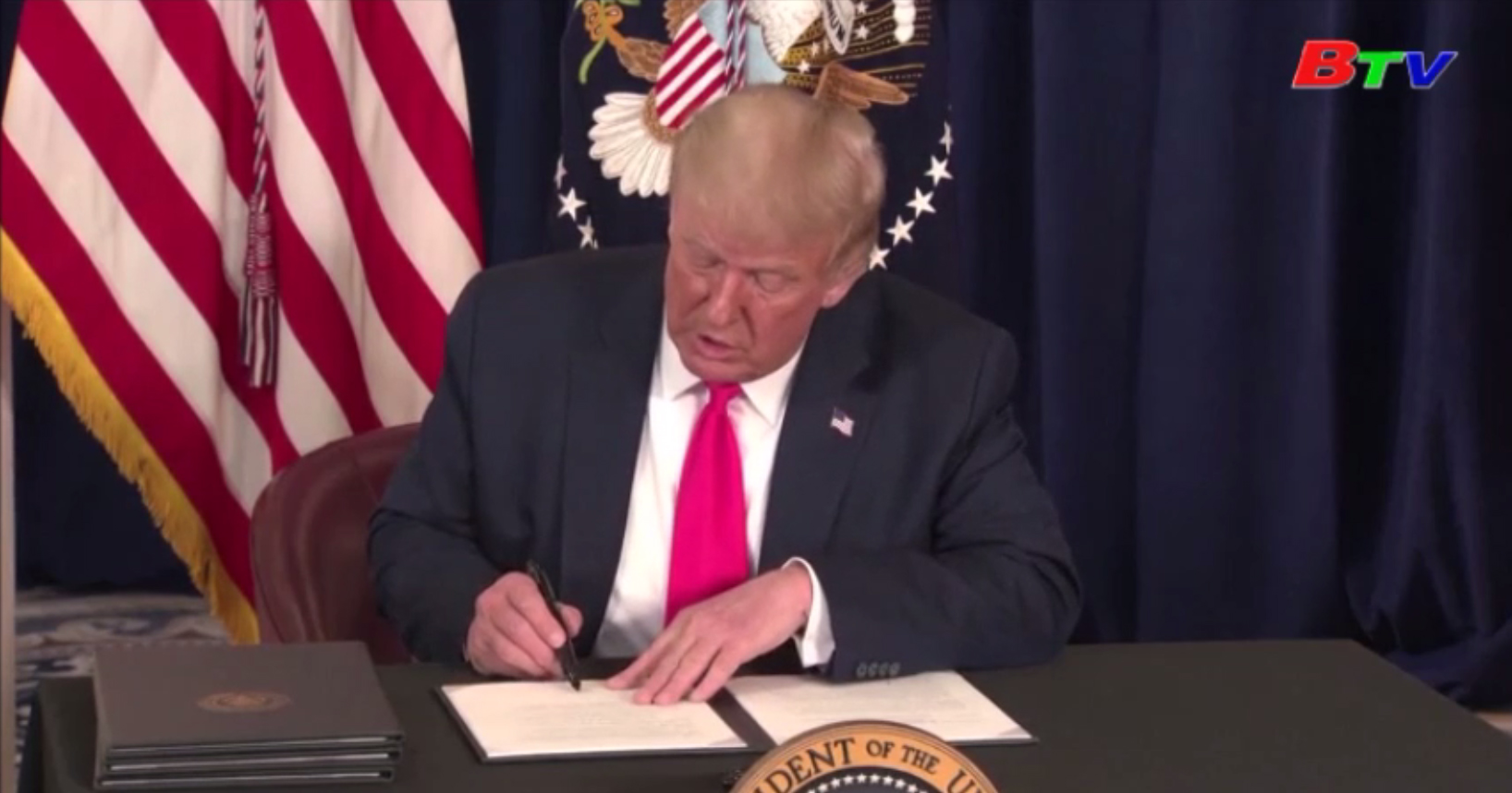 Tổng thống Mỹ ký 4 sắc lệnh hỗ trợ người dân