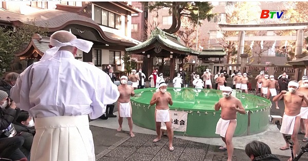 Tập tục tắm nước lạnh đầu năm cầu may mắn, bình an của người Nhật