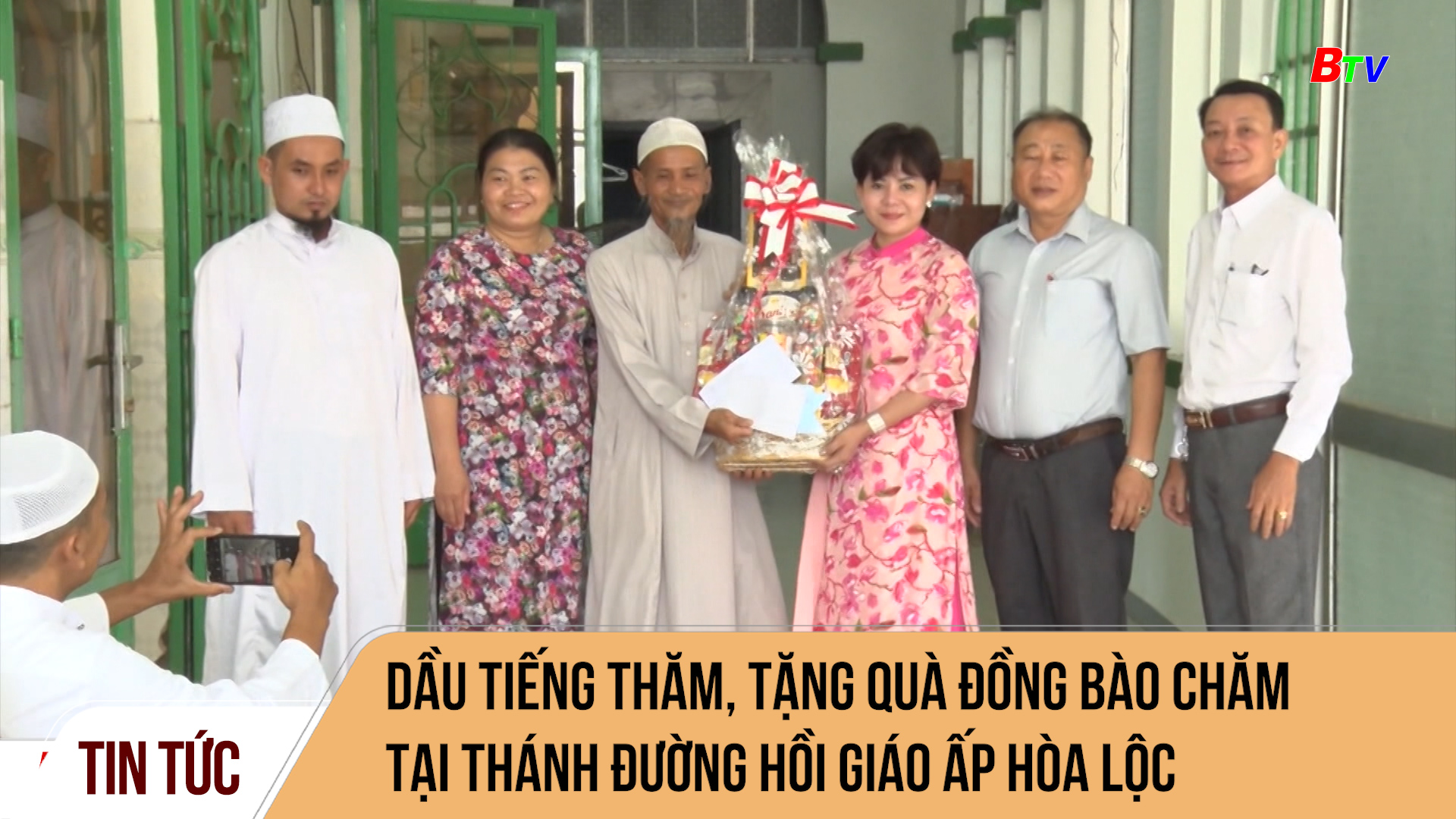 Dầu Tiếng thăm, tặng quà đồng bào Chăm tại thánh đường Hồi giáo ấp Hòa Lộc
