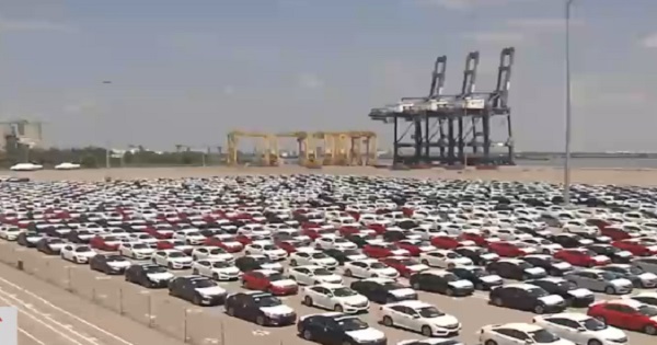 Ô tô nhập khẩu về Việt Nam giảm mạnh