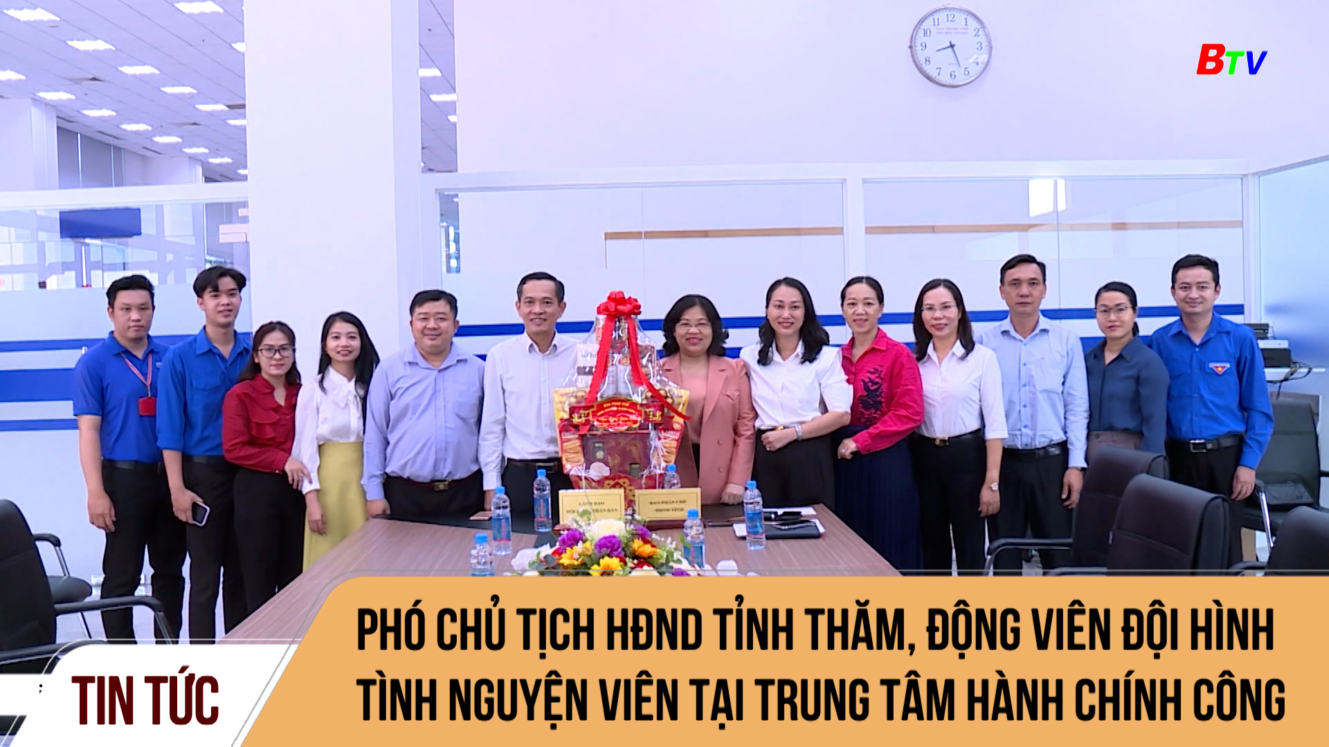 Phó chủ tịch HĐND tỉnh Bình Dương thăm, động viên đội hình Tình nguyện viên tại trung tâm hành chính công