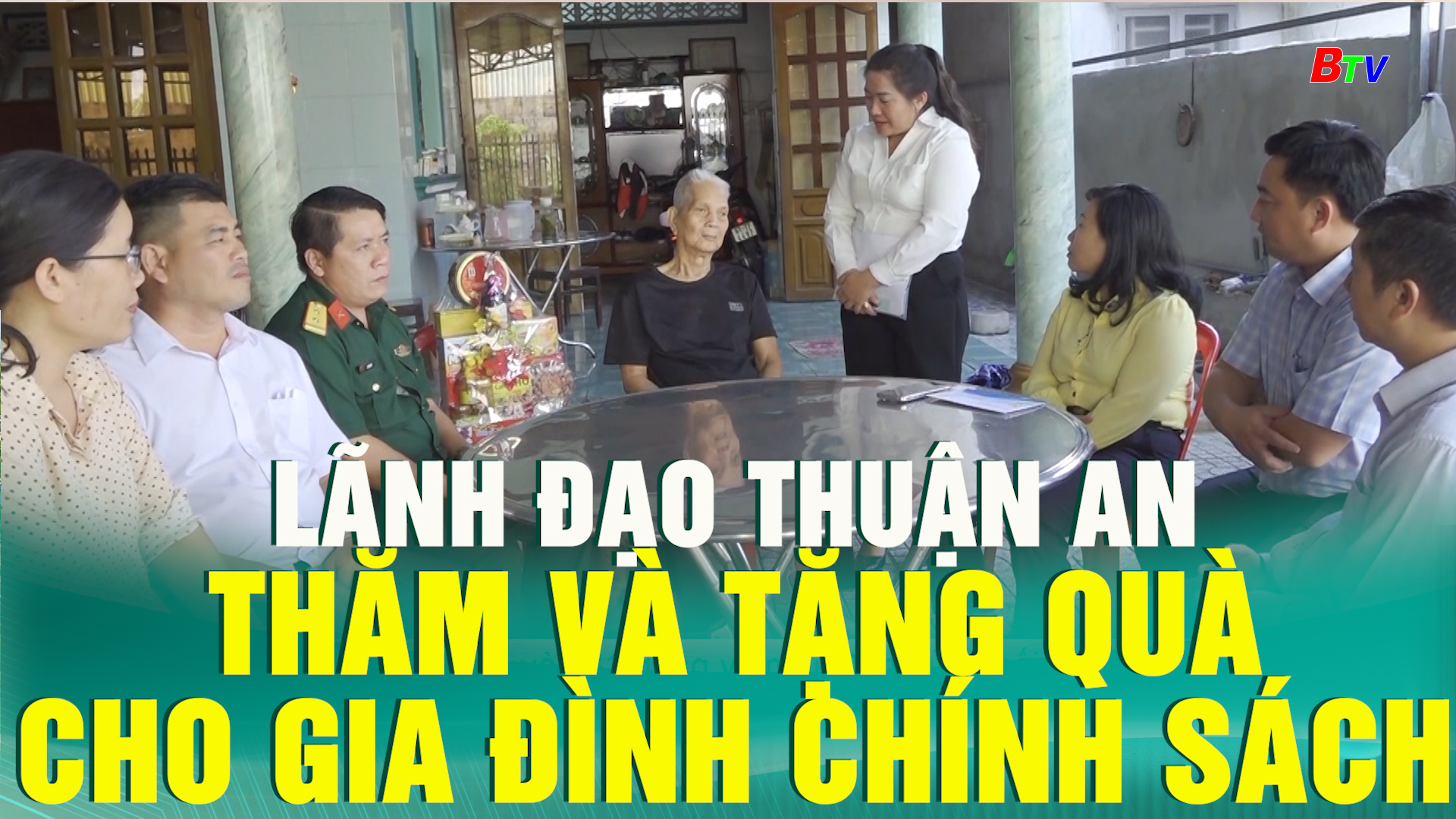 Lãnh đạo Thuận An thăm và tặng quà cho gia đình chính sách