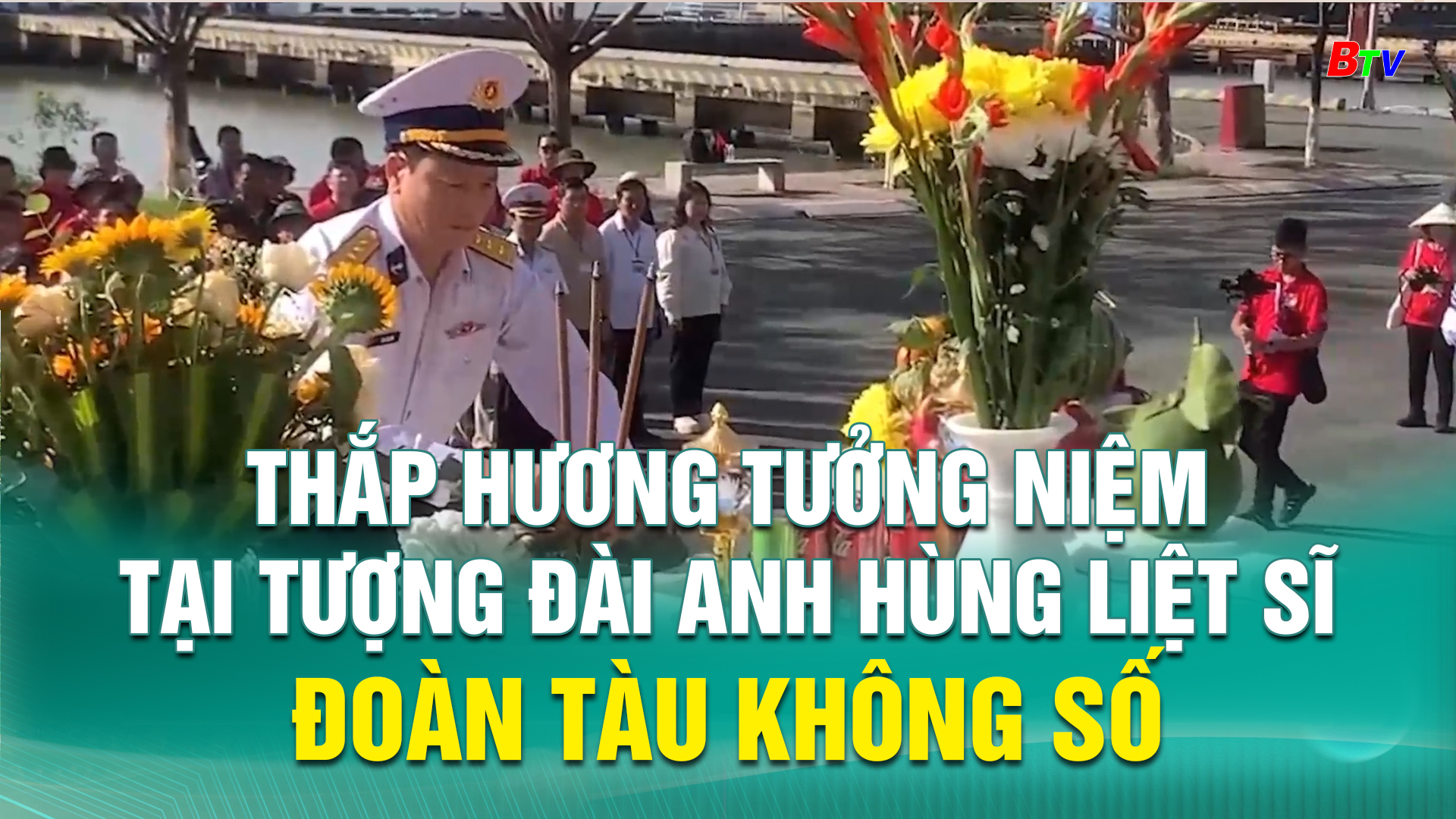 Thắp hương tưởng niệm tại Tượng đài Anh hùng liệt sĩ Đoàn tàu không số