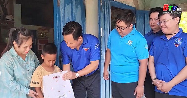 Thăm tặng quà hộ nghèo huyện đảo Phú Quý
