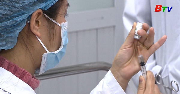 Việt Nam tiêm mũi 2 vắc xin COVID-19 cho 3 người