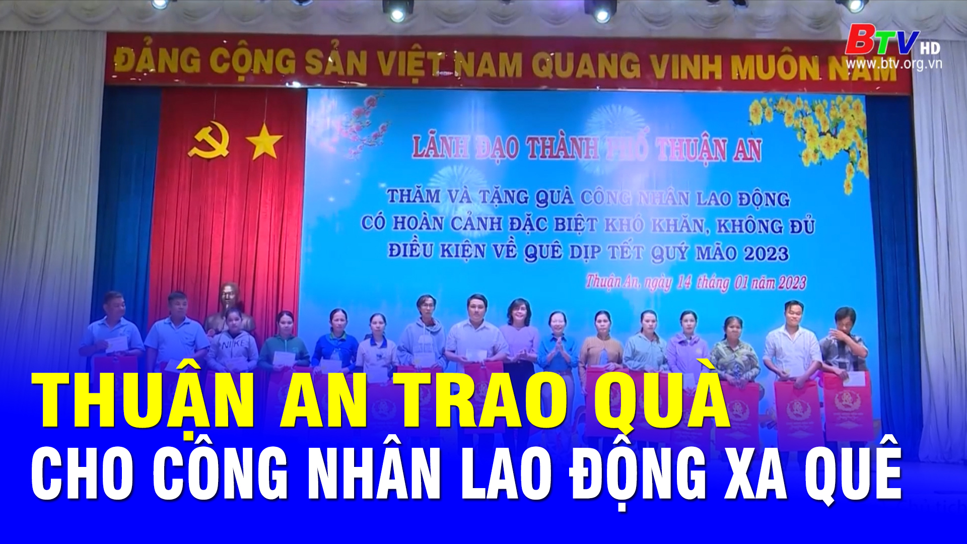 Thuận An trao quà cho công nhân lao động xa quê