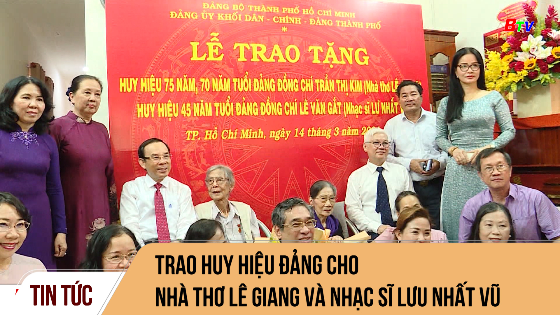 Trao huy hiệu Đảng cho nhà thơ Lê Giang và nhạc sĩ Lưu Nhất Vũ	