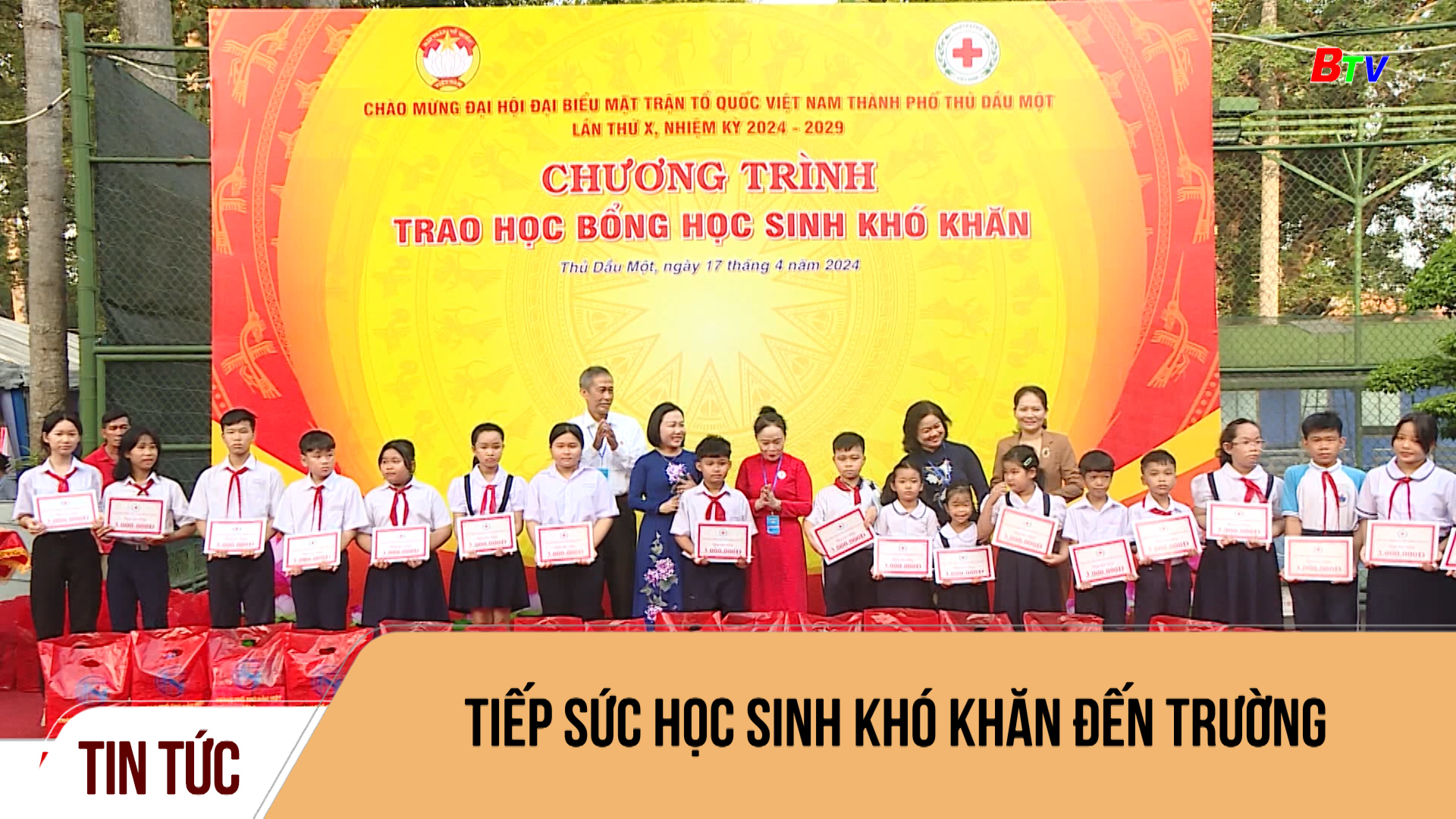 Tiếp sức học sinh khó khăn đến trường	