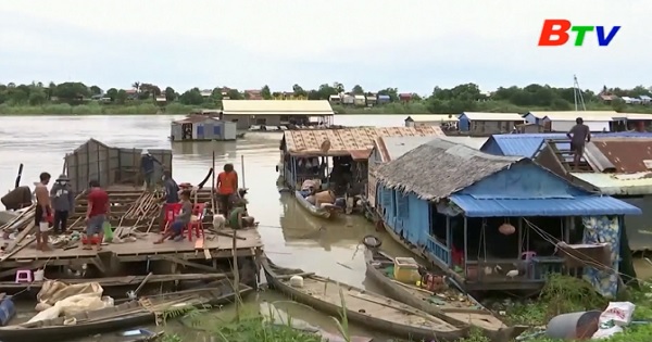 Campuchia -Di dời nhà nổi trên sông ở Phnom Penh