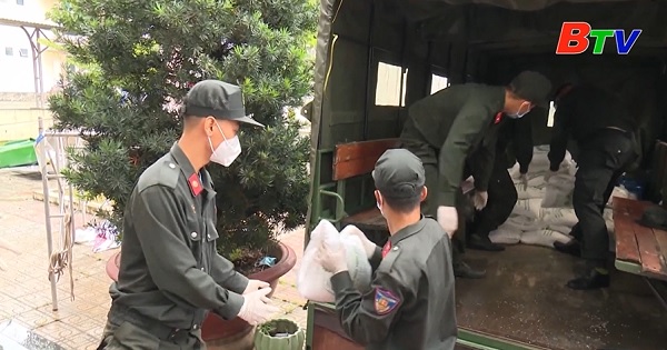 Thị xã Tân Uyên tiếp nhận gạo hỗ trợ cho người dân