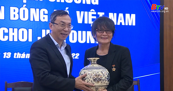 Bác sỹ Choi Ju-Young nhận Kỷ niệm chương của Liên đoàn Bóng đá Việt Nam