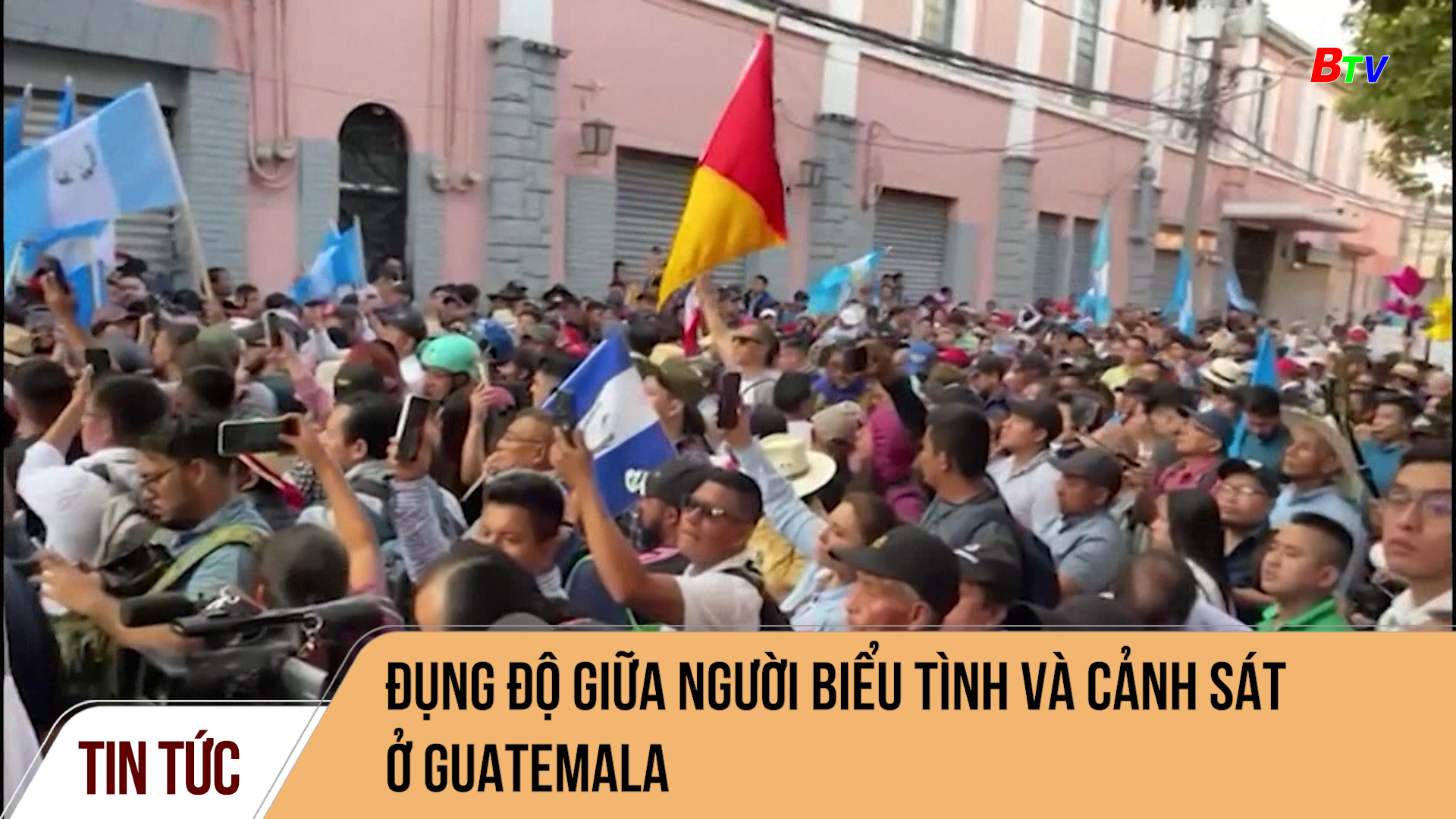 Đụng độ giữa người biểu tình và cảnh sát ở Guatemala