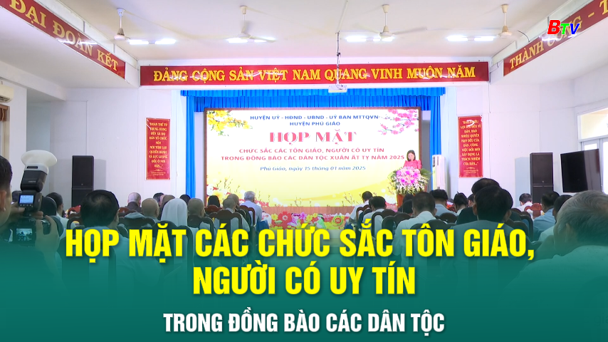 Họp mặt các chức sắc tôn giáo, người có uy tín trong đồng bào các dân tộc