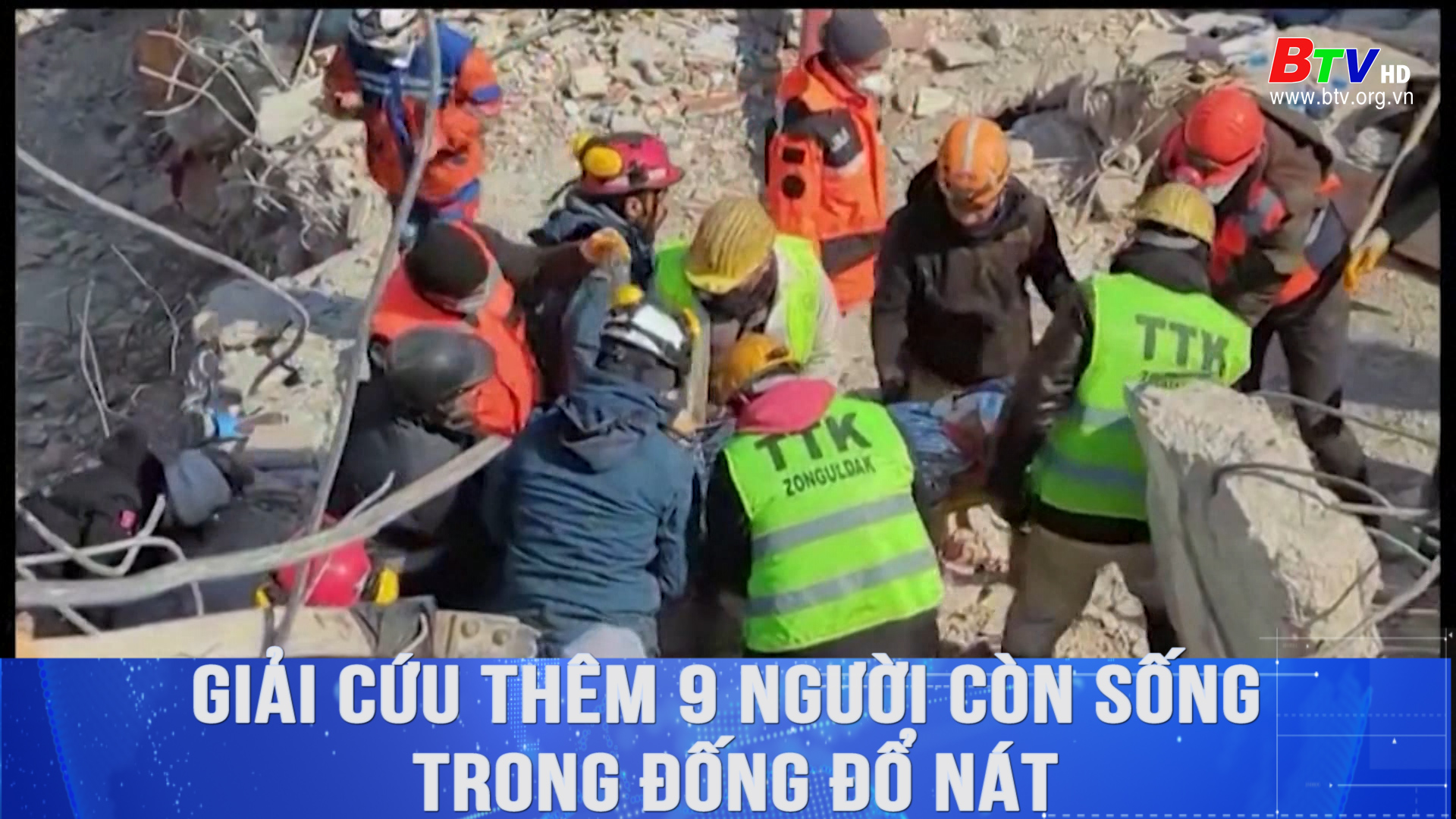 	Giải cứu thêm 9 người còn sống trong đống đổ nát