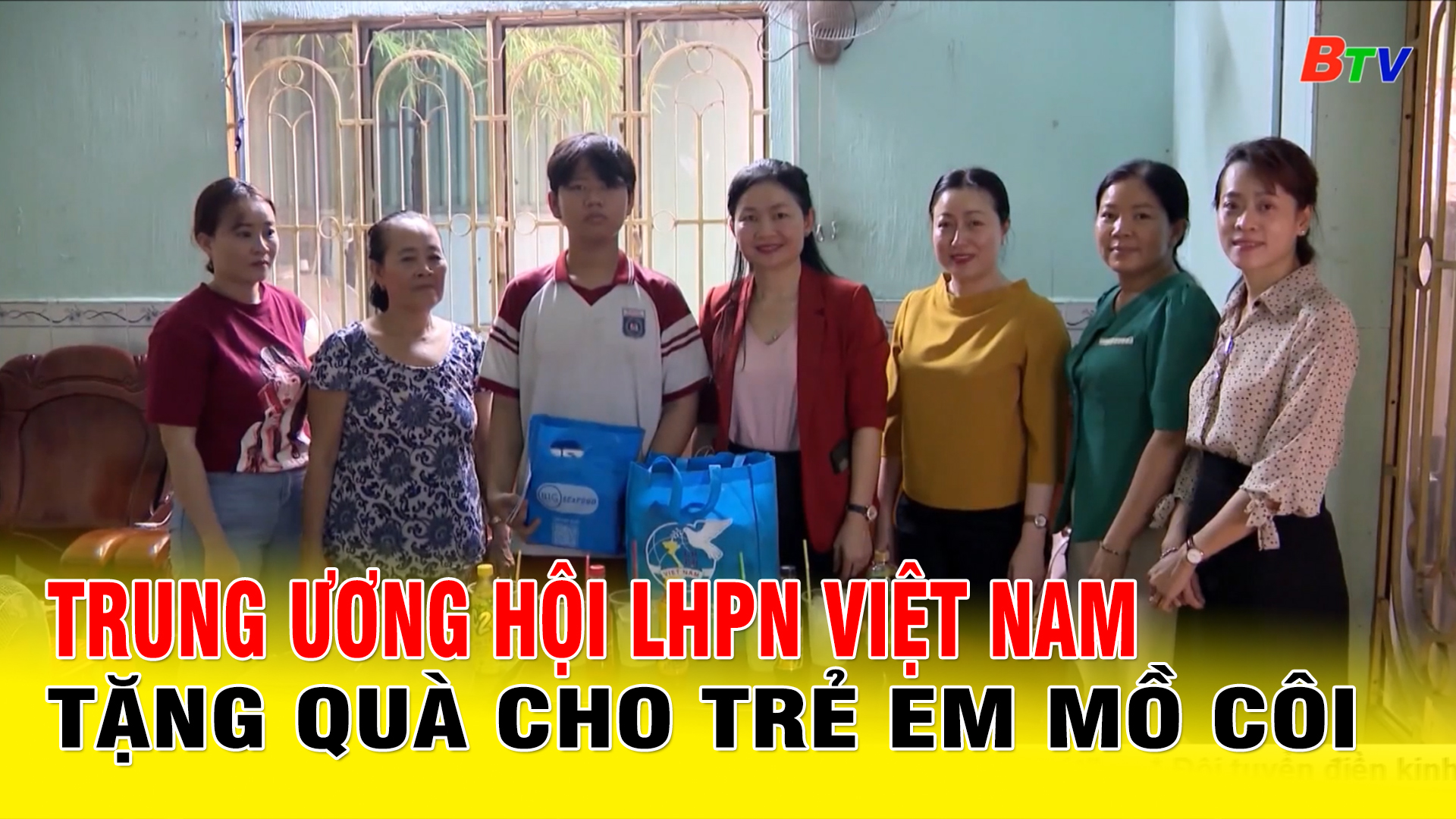 Trung ương Hội Liên hiệp Phụ nữ Việt Nam tặng quà cho trẻ em mồ côi