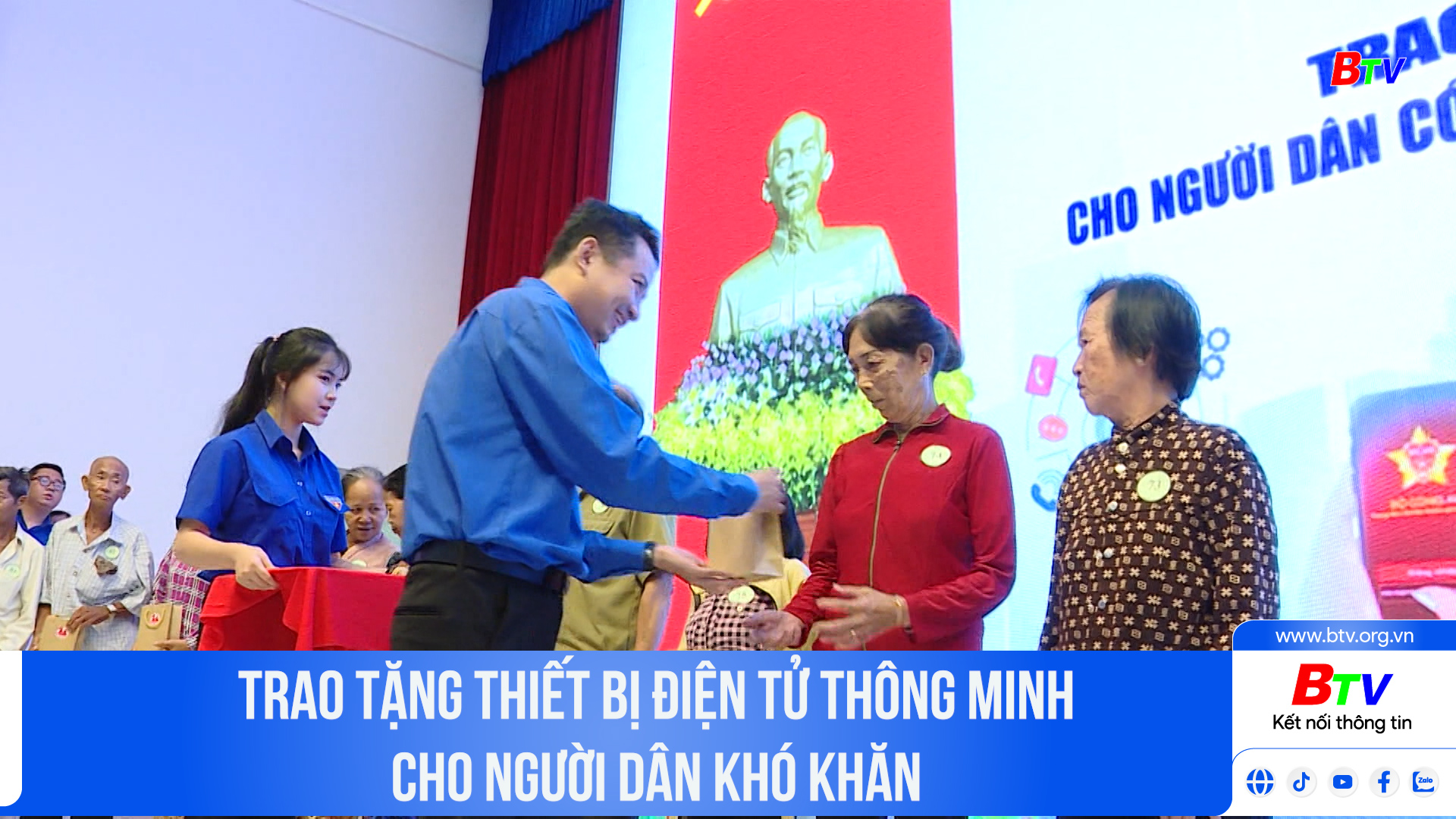 Trao tặng thiết bị điện tử thông minh cho người dân khó khăn	