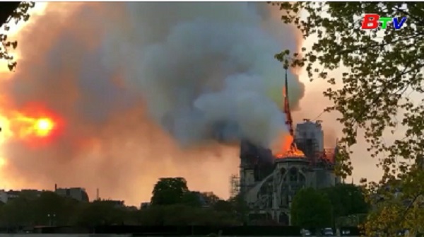 Khoảnh khắc ngọn tháp của Nhà thờ Đức Bà Paris sụp xuống vì lửa