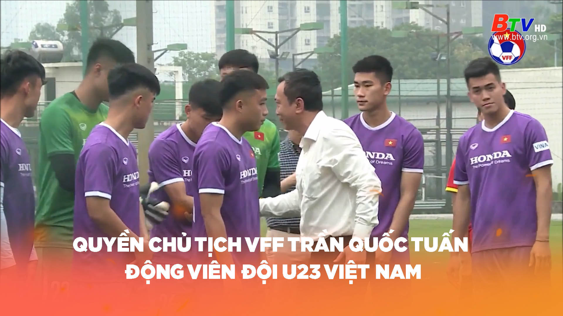 Quyền Chủ tịch VFF Trần Quốc Tuấn động viên đội U23 Việt Nam	