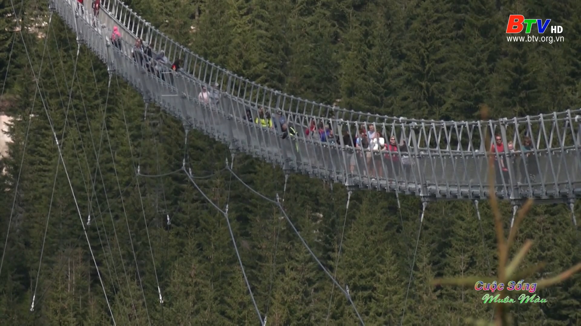 Khám phá cây cầu treo dài nhất thế giới