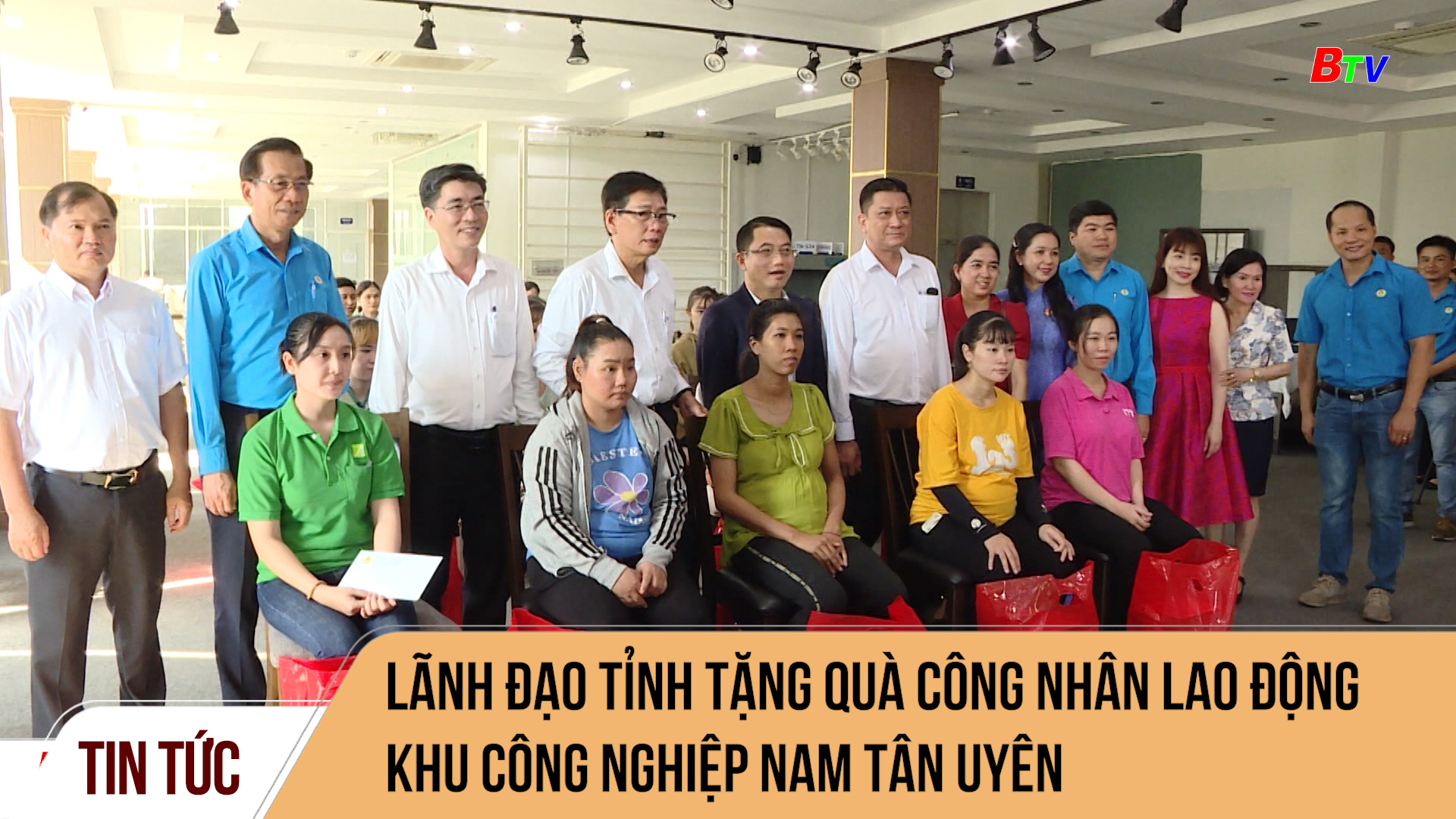 Lãnh đạo tỉnh tặng quà công nhân lao động khu công nghiệp Nam Tân Uyên