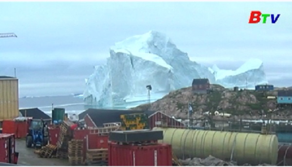 Đan Mạch sơ tán cả một ngôi làng do tảng băng khổng lồ trôi đến gần