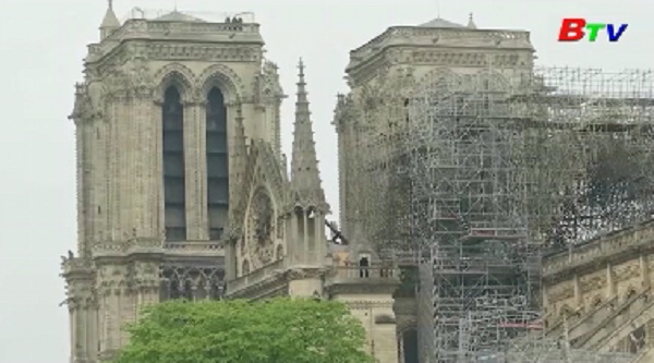 Tổng thống Pháp cam kết phục dựng nhà thờ Đức Bà Paris