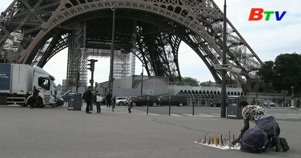 Tháp Eiffel đón du khách trở lại sau 9 tháng đóng cửa