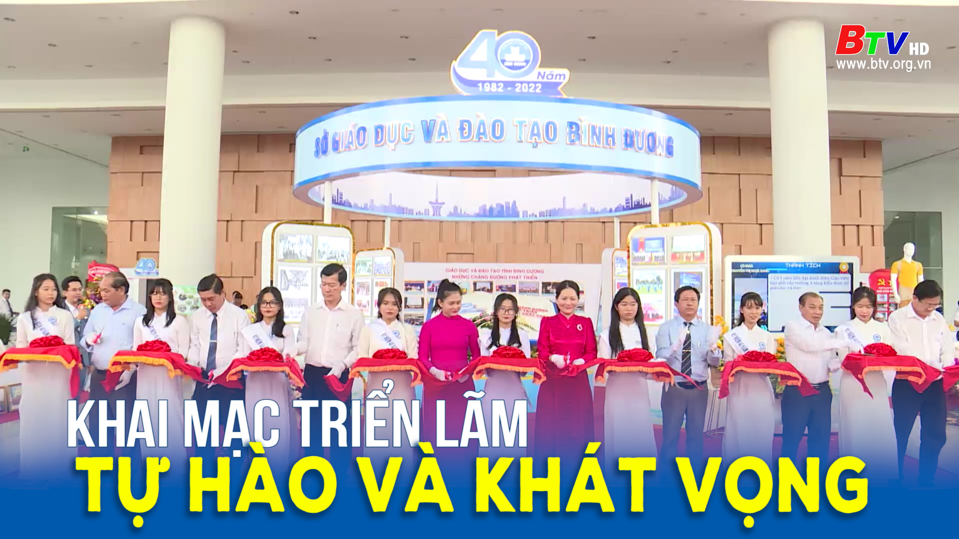 Khai mạc triển lãm “Tự hào và khát vọng”