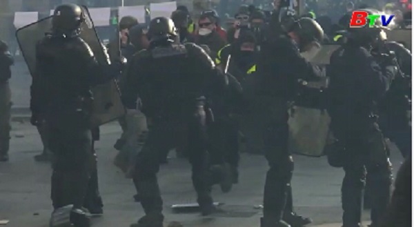 Pháp - Bạo lực đột ngột bùng phát trong cuộc biểu tình 'Áo vàng'