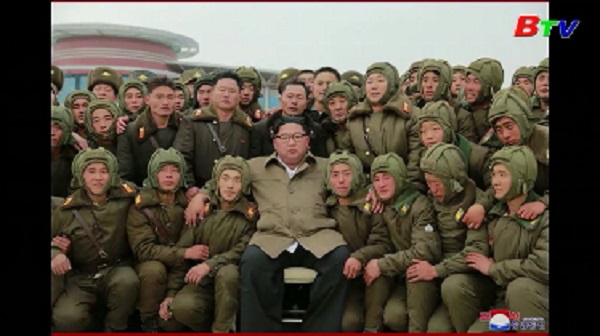 Nhà lãnh đạo Triều Tiên Kim Jong-un thị sát tập trận không quân